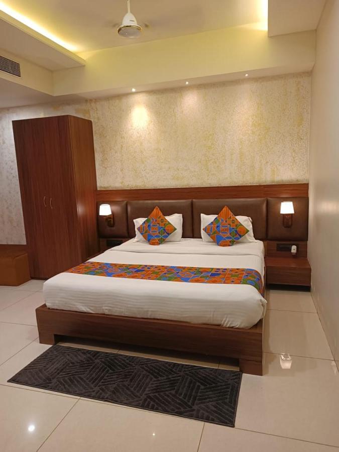 Hotel La Pearl Naiapura Buitenkant foto